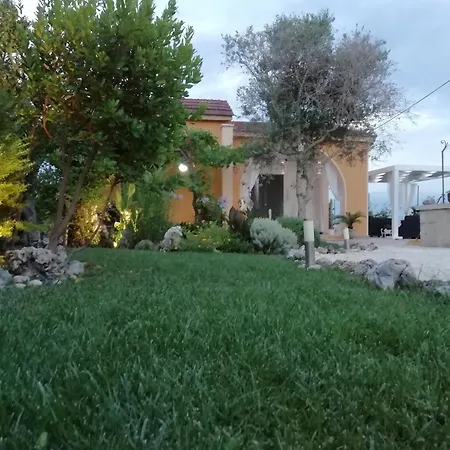 Charming House In * Melissano